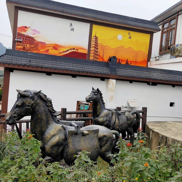 銅雕馬，2只身負馬鞍的馬兒雕塑