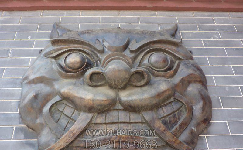 掛在墻上的兇惡的玻璃鋼創(chuàng)意陛犴雕塑