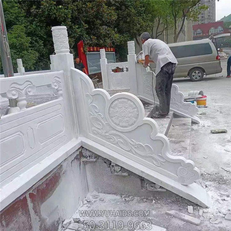 漢白玉旗臺欄板欄桿安裝，細節(jié)打磨處理雕塑