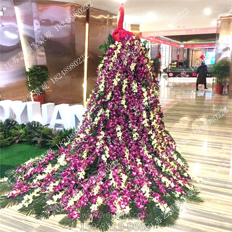 商場(chǎng)里一只愛美的不銹鋼鏤空孔雀雕塑