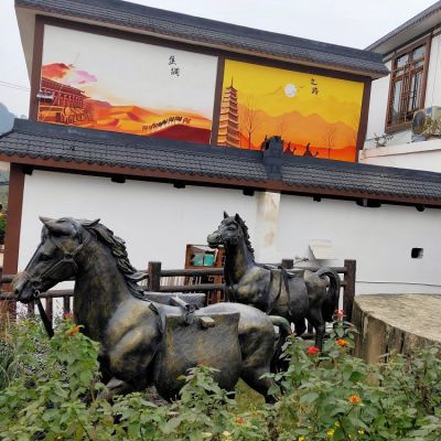 銅雕馬，2只身負馬鞍的馬兒