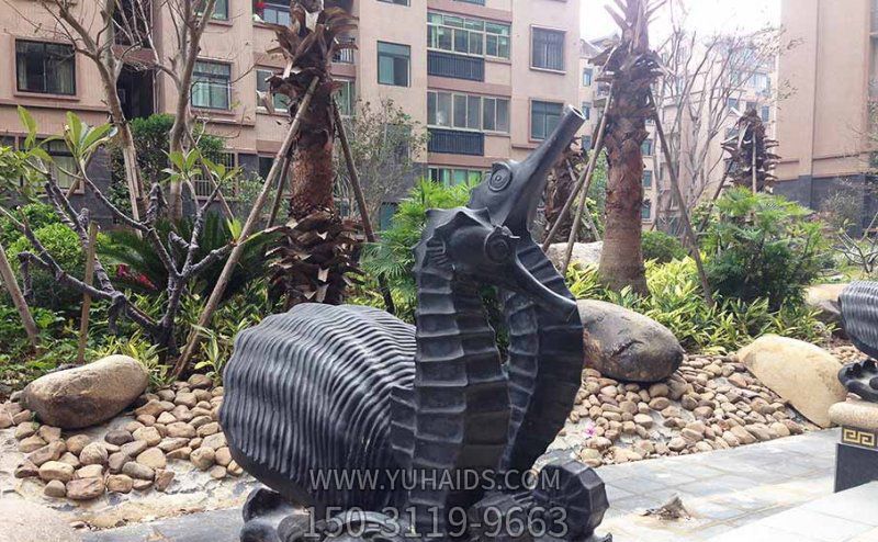 街道上擺放的一對(duì)黑色的玻璃鋼創(chuàng)意海馬雕塑