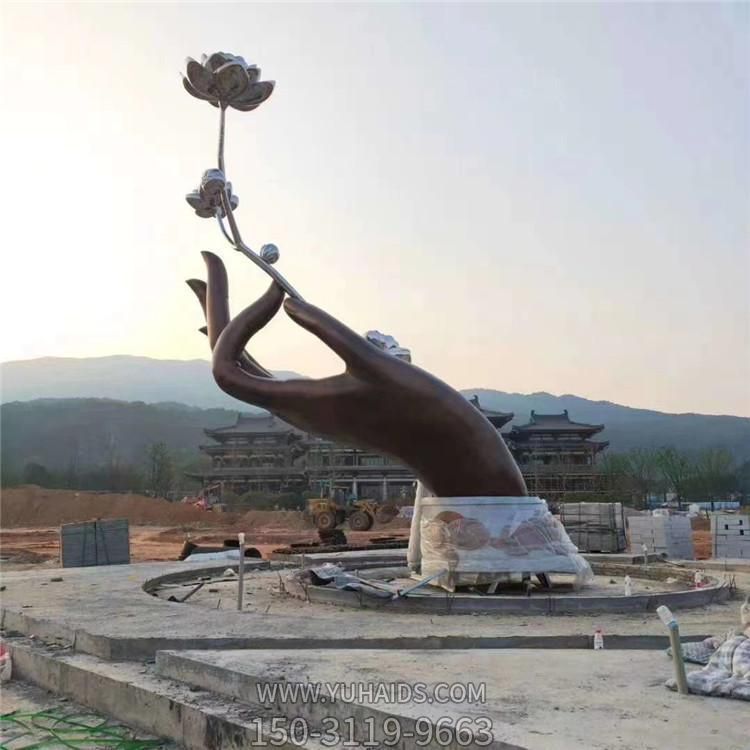 戶外廣場大型創(chuàng)意手拿鮮花的景觀標(biāo)識(shí)雕塑