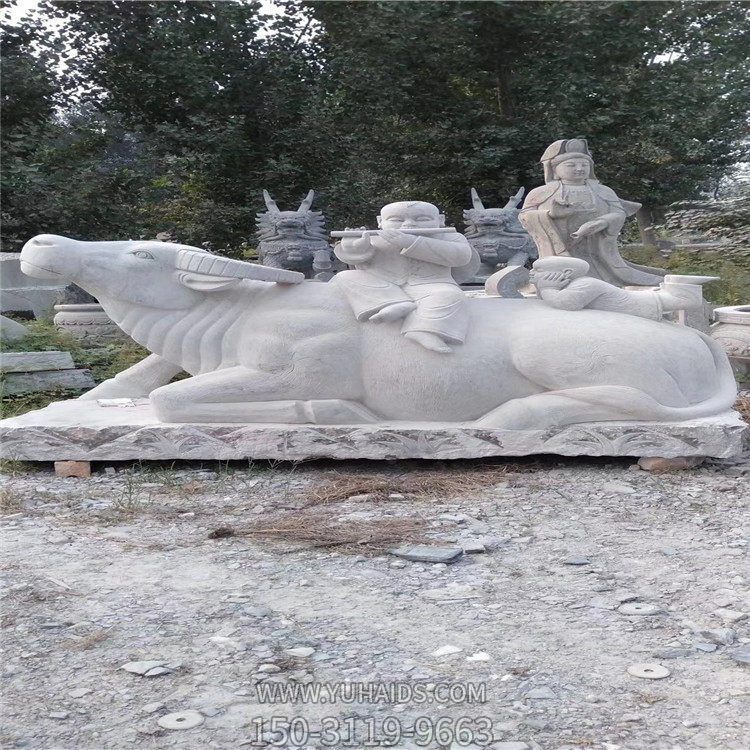 漢白玉牧童騎牛石雕，臥地上的水牛雕塑