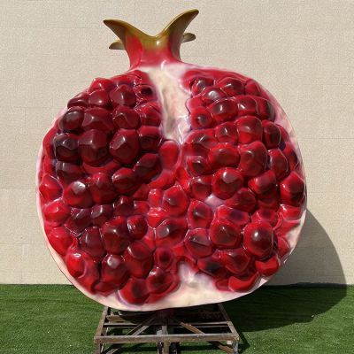 玻璃鋼仿真石榴雕塑，掰開的半個(gè)石榴，紅彤彤的石榴籽非常多，寓意多子多福