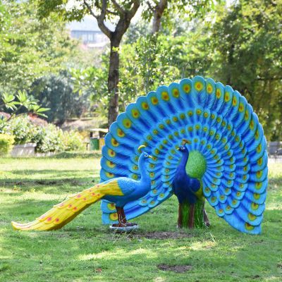 一直拖著尾巴一只全開(kāi)的玻璃鋼彩繪孔雀雕塑