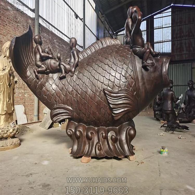 景區(qū)園林噴泉水池?cái)[放玻璃鋼仿銅鯉魚水景雕塑