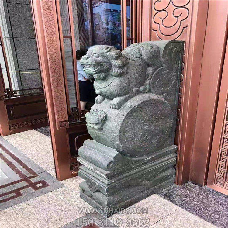 大門兩側(cè)石雕抱鼓石雕塑