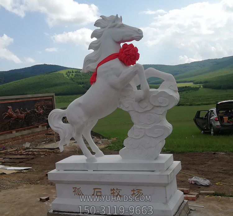 牧場草原擺放漢白玉雕刻奔馬標(biāo)識石雕雕塑