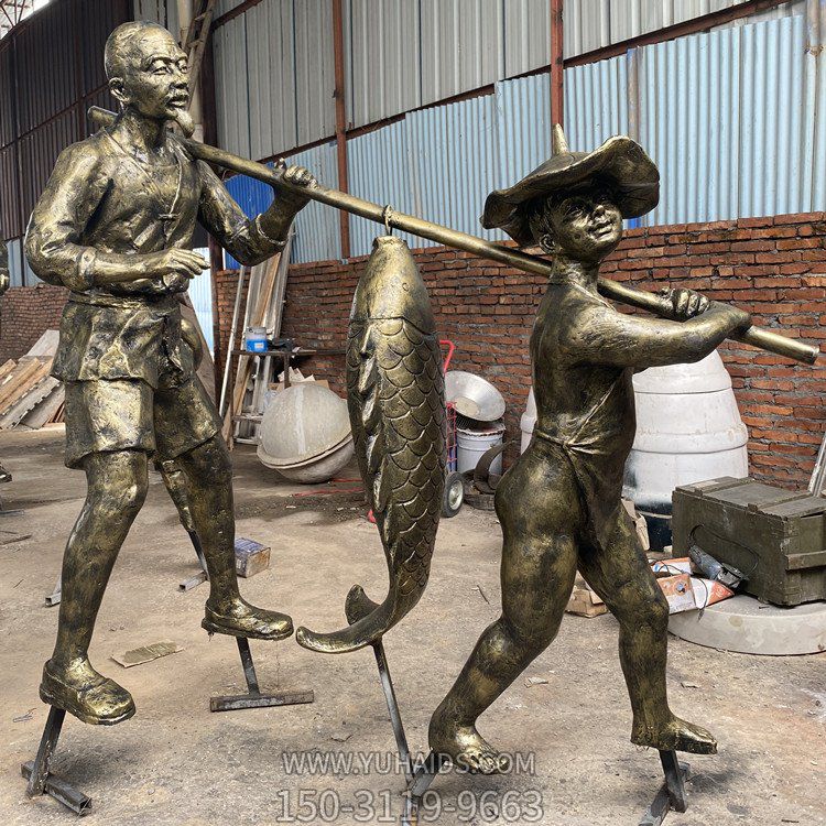 抬鯉魚，玻璃鋼民俗生活場(chǎng)景雕塑