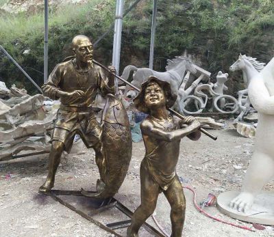 街道上擺放的被抬著的不銹鋼創(chuàng)意鯉魚(yú)雕塑