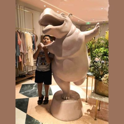 商場(chǎng)里播放的一只開(kāi)心的玻璃鋼創(chuàng)意海馬雕塑