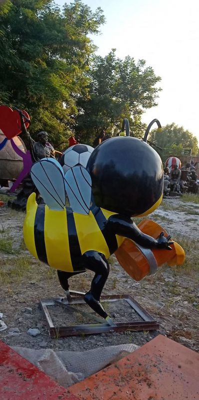 學(xué)?；▓@小區(qū)倒蜂蜜玻璃鋼蜜蜂雕塑