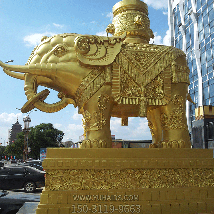 漆金大象，賓館大門錢的泰式大象雕塑