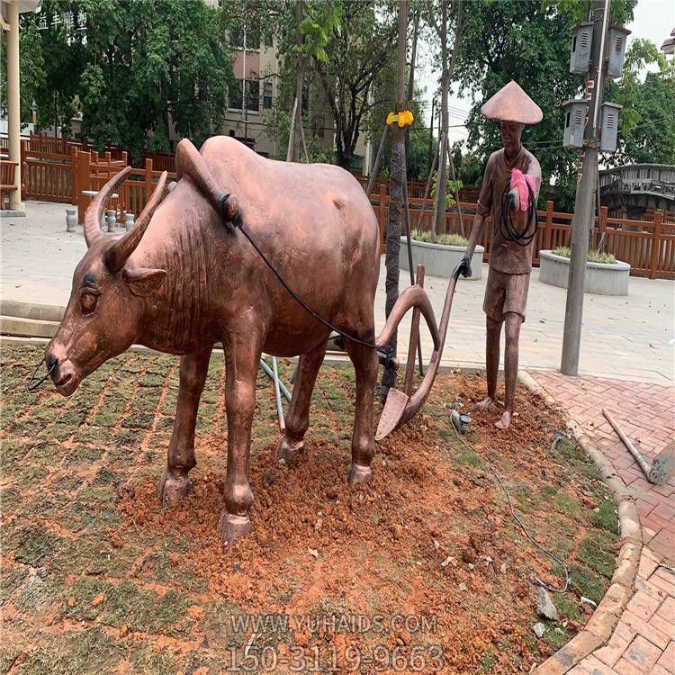 耕地雕塑，玻璃鋼仿銅耕牛和扶犁的農(nóng)夫