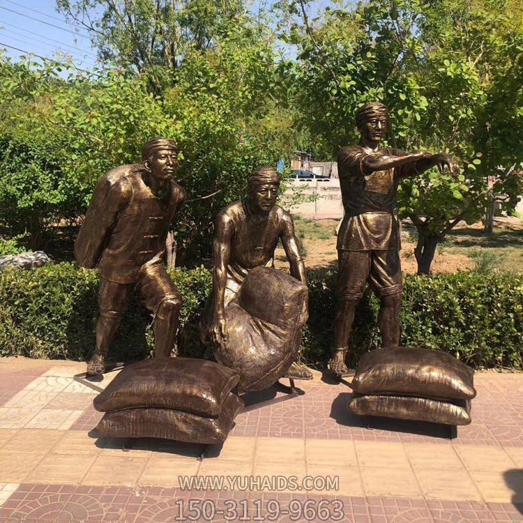 搬麻袋的工人，玻璃鋼仿銅民俗生活人物情景雕塑
