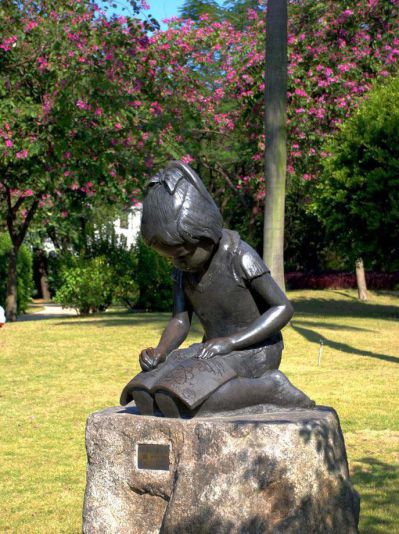 校園兒童踢球銅雕是怎么制作出來的？