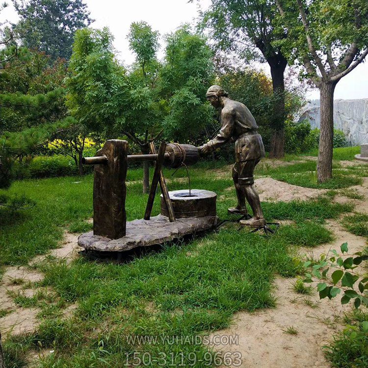 用水桶在井里打水的農(nóng)民，玻璃鋼仿銅民俗人物雕塑