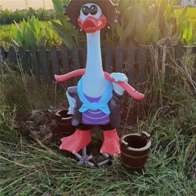 玻璃鋼卡通鴨子雕塑，挑水的鴨子