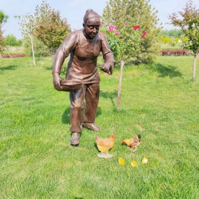 喂雞人物雕塑，玻璃鋼仿銅民俗生活人物情景雕塑