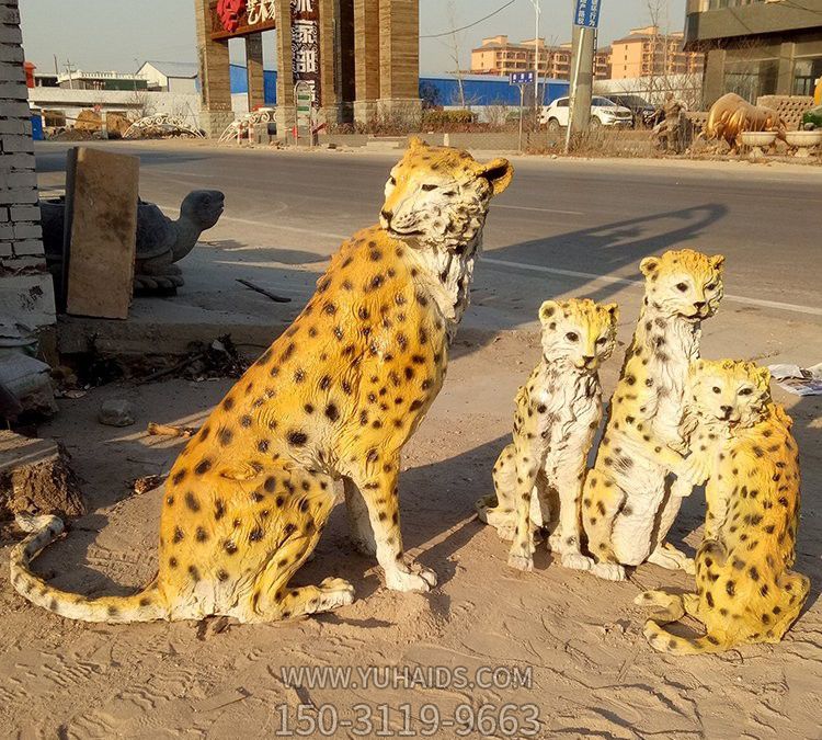 公園中坐立中的黃色金錢豹，仿真動(dòng)物，彩繪雕塑