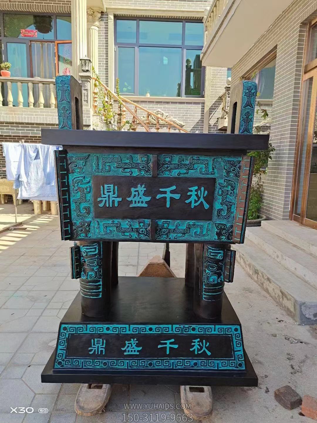 仿古青銅鼎，鼎盛千秋鑄銅方鼎雕塑