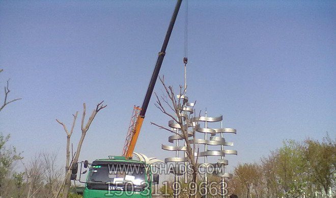 公園醫(yī)院擺放不銹鋼抽象樹(shù)雕塑