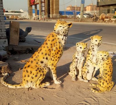 公園中坐立中的黃色金錢豹，仿真動(dòng)物，彩繪雕塑