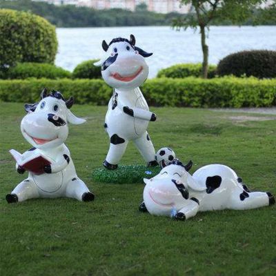 玻璃鋼噴漆卡通奶?？磿?踢足球趴著玩耍幼兒園組合小品