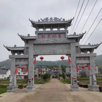 村口花崗巖石雕牌樓，三間四柱多層石牌坊
