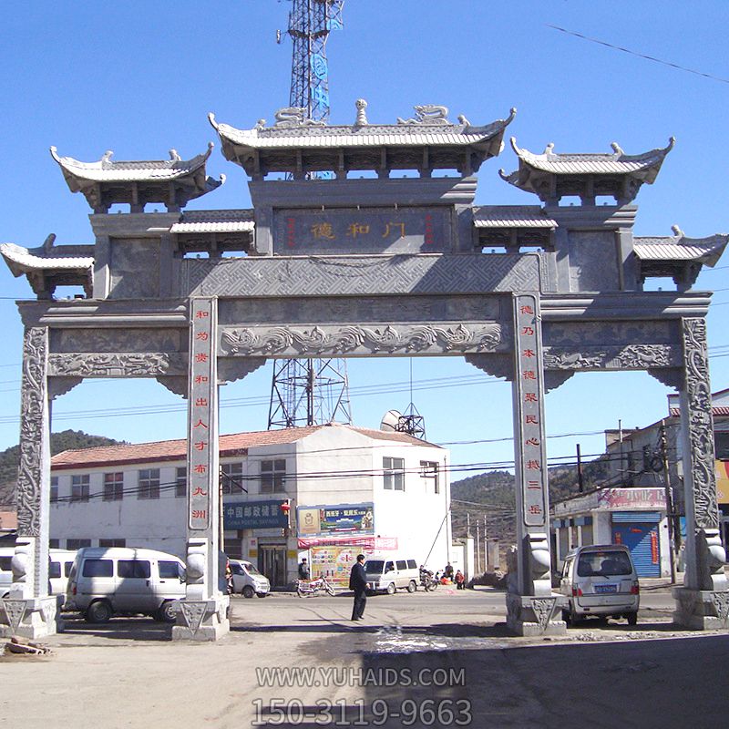 鄉(xiāng)村城鎮(zhèn)街道擺放青石牌坊拱門(mén)雕塑