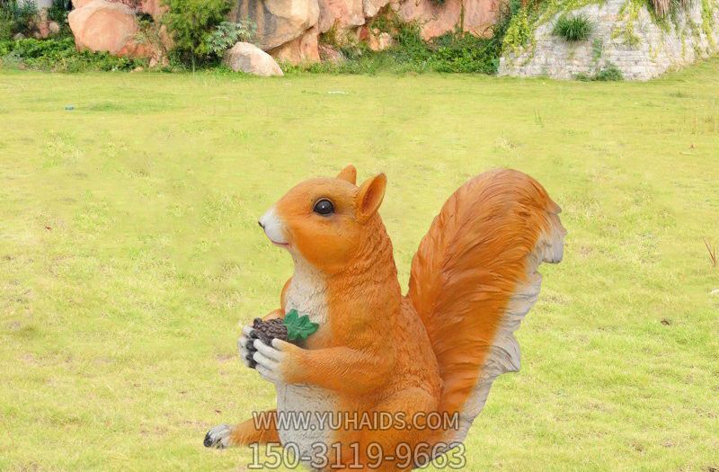 景區(qū)一只抱著松子的玻璃鋼松鼠雕塑