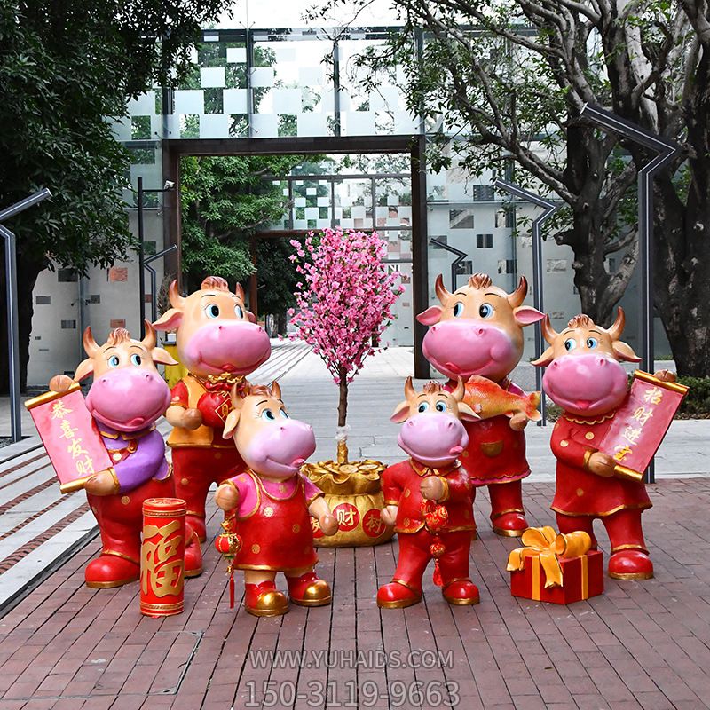 商場(chǎng)擺放一群紅色招財(cái)玻璃鋼牛雕塑