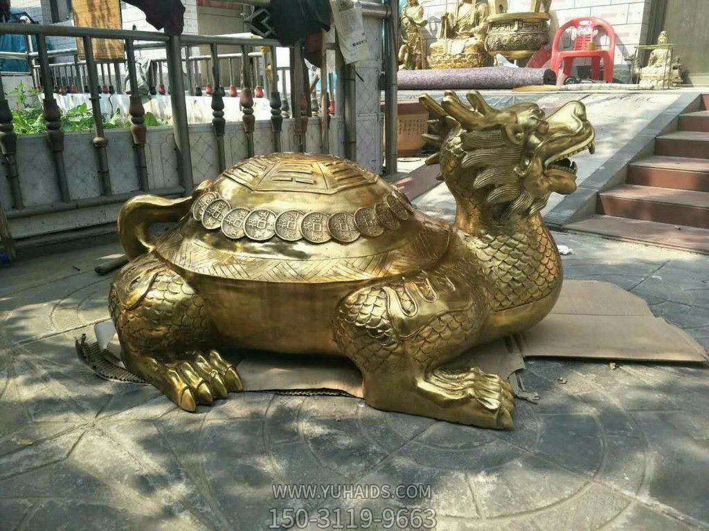 公園里擺放的金色的玻璃鋼創(chuàng)意龍龜?shù)袼?>
                                <h2>公園里擺放的金色的玻璃鋼創(chuàng)意龍龜?shù)袼?參數(shù)說明</h2>
                                                                        <table>
                                      <tr>
                                        <th>產品標題</th>
                                        <td>公園里擺放的金色的玻璃鋼創(chuàng)意龍龜?shù)袼?/td>
                                      </tr>
                                      <tr>
                                        <th>發(fā)布時間</th>
                                        <td>2023-06-07 15:09</td>
                                      </tr>
                                      <tr>
                                        <th>價格</th>
                                        <td><span>電話咨詢</td>
                                      </tr>
                                                                              <tr>
                                          <th>雕刻內容</th>
                                          <td>龍、龍龜</td>
                                        </tr>
                                                                              <tr>
                                          <th>應用場所</th>
                                          <td>公園</td>
                                        </tr>
                                                                              <tr>
                                          <th>制作材質</th>
                                          <td>玻璃鋼</td>
                                        </tr>
                                                                          </table>
                                <h2>公園里擺放的金色的玻璃鋼創(chuàng)意龍龜?shù)袼?詳細說明</h2>
                                <p>玉海雕塑是一家綜合性的雕塑公司，擁有多款公園里擺放的金色的玻璃鋼創(chuàng)意龍龜?shù)袼苣Ｐ?，可加工定制多種公園里擺放的金色的玻璃鋼創(chuàng)意龍龜?shù)袼?，支持材質、樣式、風格、尺寸大小等方面的調整修改定制。我們所加工制作的公園里擺放的金色的玻璃鋼創(chuàng)意龍龜?shù)袼苜|優(yōu)價廉，遍布全國多個省市地區(qū)，想要了解更多案例圖片，請電話或微信咨詢。材質、大小、樣式等都可以按需定制，還可根據(jù)您提供給的公園里擺放的金色的玻璃鋼創(chuàng)意龍龜?shù)袼軜訄D進行制作！如有相關需求，歡迎致電（微信同號）：<span>150-3119-9663</span></p>
                                                                <div   class=