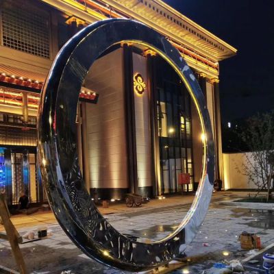 酒店會(huì)所門(mén)前擺放不銹鋼鏡面圓環(huán)水景觀雕塑