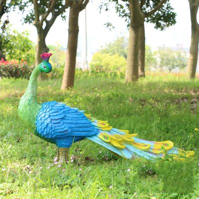草坪上回頭看的玻璃鋼彩繪孔雀雕塑