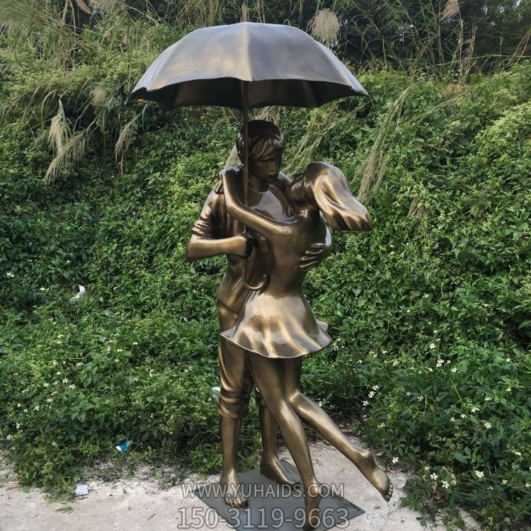 玻璃鋼情侶雕塑，撐傘擁抱的小情侶