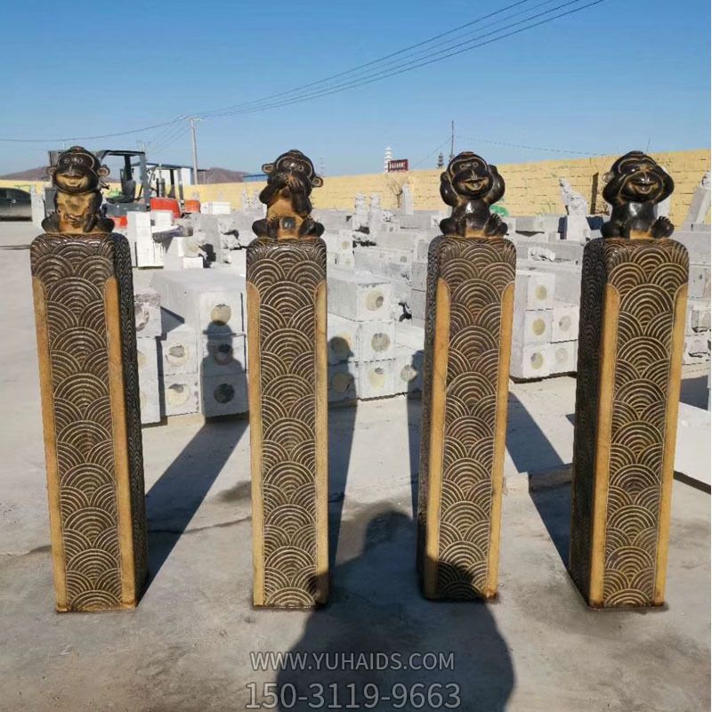 景區(qū)門前擺放卡通猴子浮雕黃黑拴馬柱雕塑