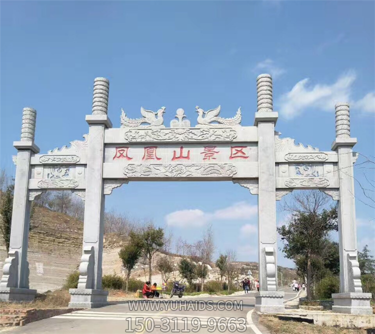 景區(qū)入口石牌坊，沖天式三間四柱牌坊雕塑