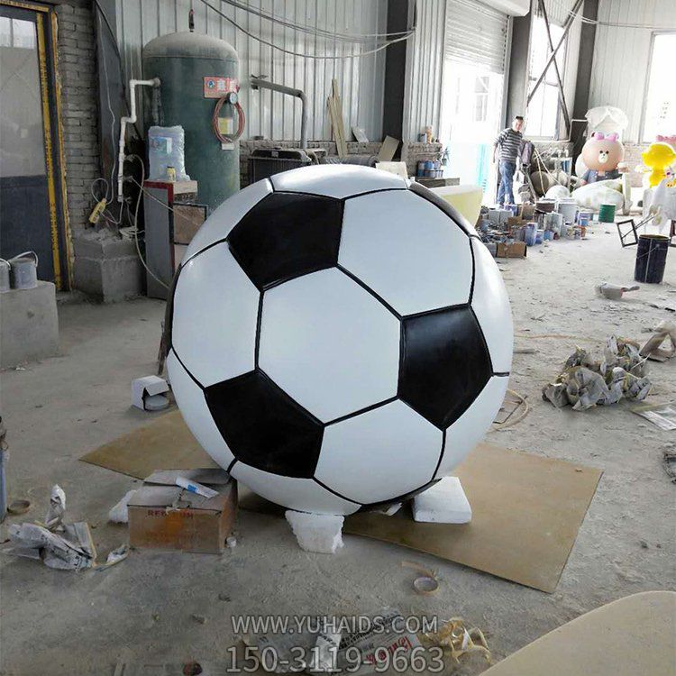 學(xué)校廣場擺放玻璃鋼彩繪卡通足球雕塑