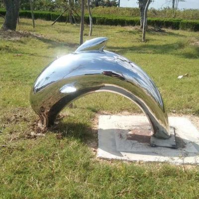 鏡面不銹鋼海豚，園林草坪躍出地面，鉆入地底的海豚