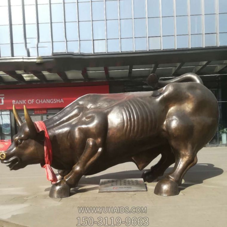 廣場上擺放的一只半蹲的玻璃鋼創(chuàng)意華爾街牛雕塑