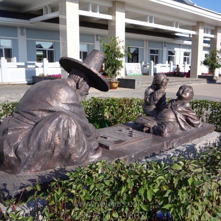 公園校園創(chuàng)意下象棋的玻璃鋼仿銅人物仿古雕塑