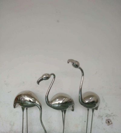 游樂(lè)園擺放三只不銹鋼鏡面火烈鳥(niǎo)雕塑