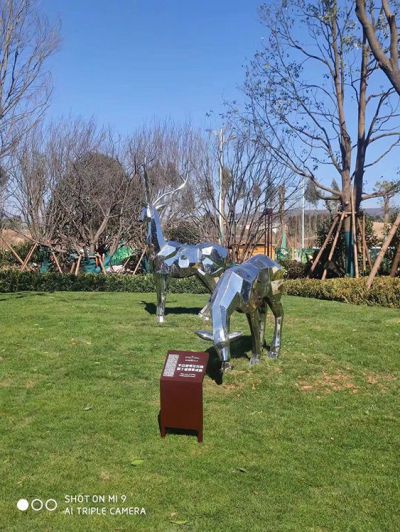 不銹鋼塊面鹿，抬頭鹿，低頭吃草的梅花鹿