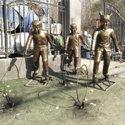 滾鐵環(huán)的小朋友，玻璃鋼仿銅童趣人物雕塑