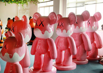 玻璃鋼卡通暴力熊，可愛的ip熊雕塑