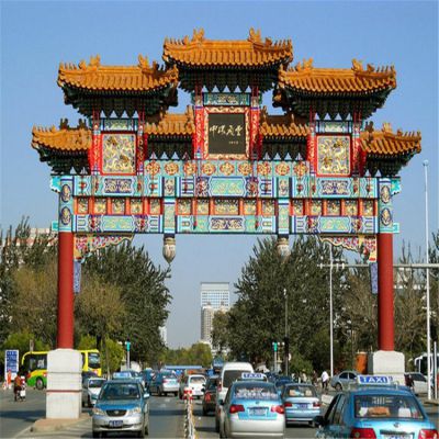 市政道路大牌坊，高跨度的彩繪石雕牌樓