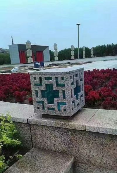 廣場(chǎng)擺放花崗巖雕刻鏤空中式太陽(yáng)能板石凳