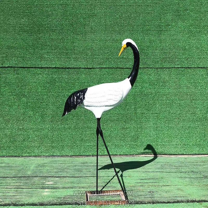 公園景區(qū)玻璃一只行走的鶴雕塑